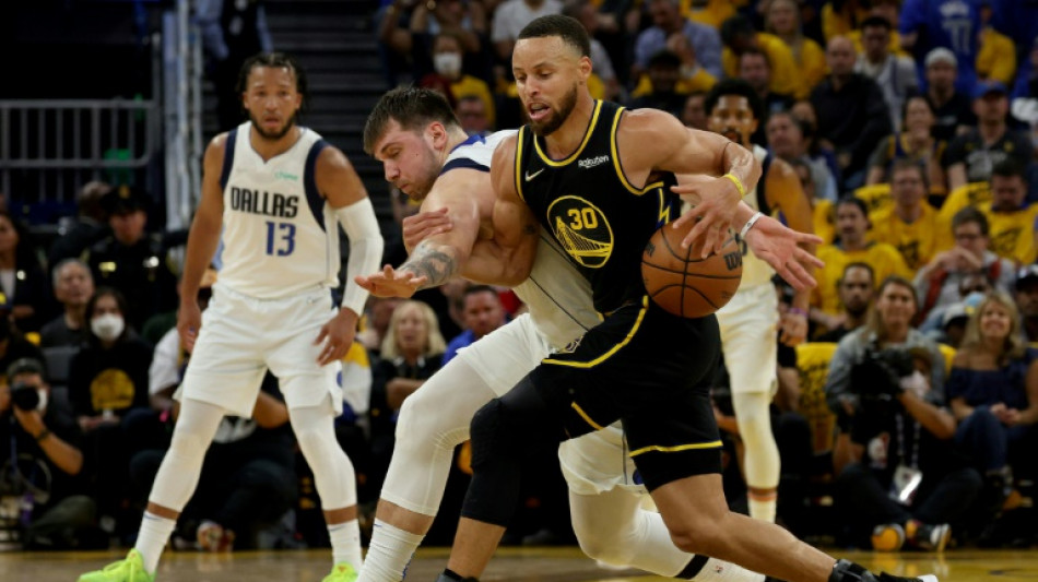 Los Warriors bajan de la nube a Dallas en el inicio de la final del Oeste de la NBA