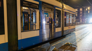 Nuove violenze ad Amsterdam, incendiato un tram