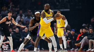 NBA: les Lakers brillent grâce à James et Reaves, les Spurs gagnent sans Wembanyama