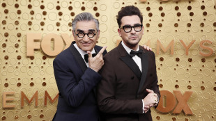 Eugene e Daniel Levy condurranno gli Emmy