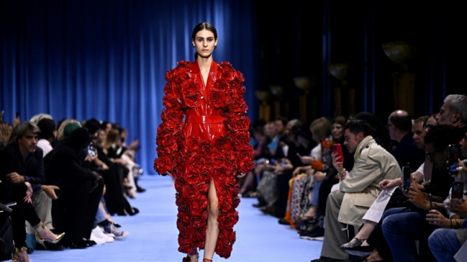 Balmain se recupera com brilho e flores após roubo de peças em Paris