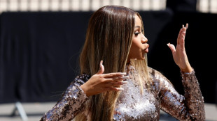 Polícia encerra investigação contra Cardi B por arremessar microfone na plateia