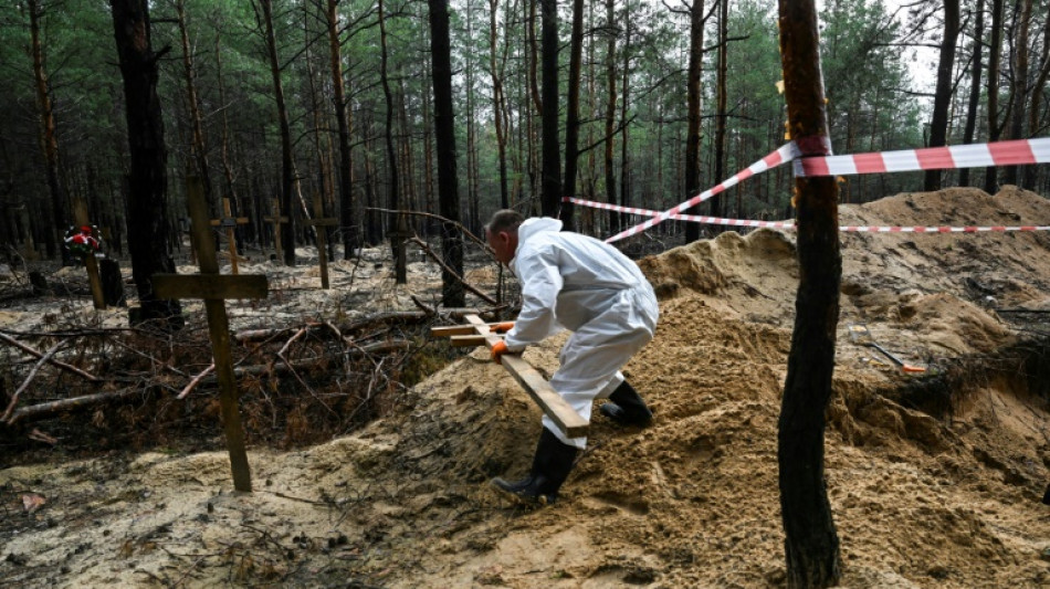 Ukraine: des centaines de tombes découvertes à Izioum, récemment reprise aux Russes