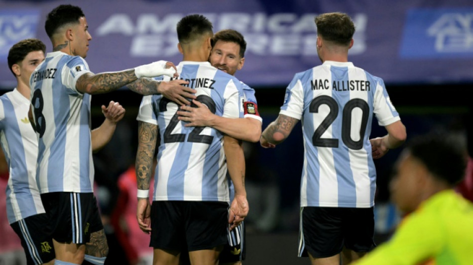 Lautaro Martínez faz golaço e mantém Argentina na liderança das Eliminatórias