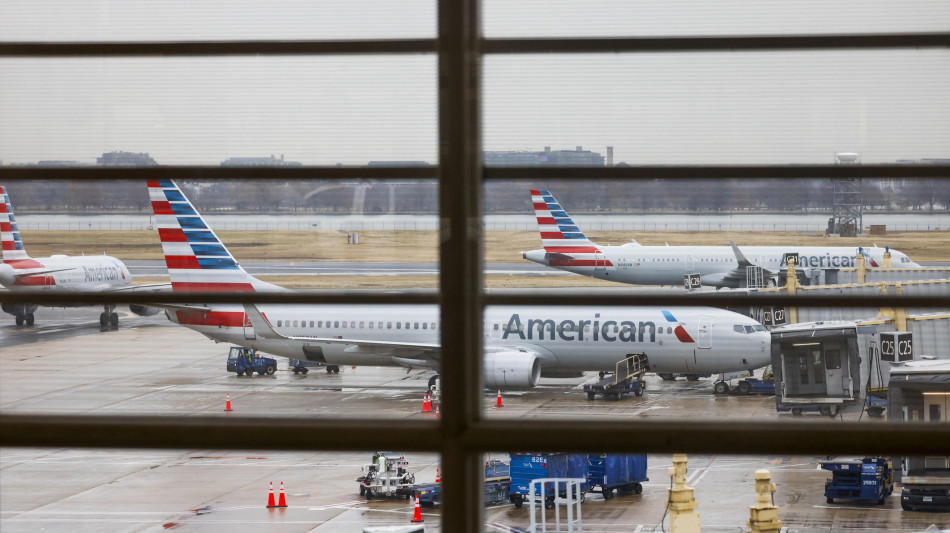 Un aereo dell'American Airlines prende fuoco a Denver