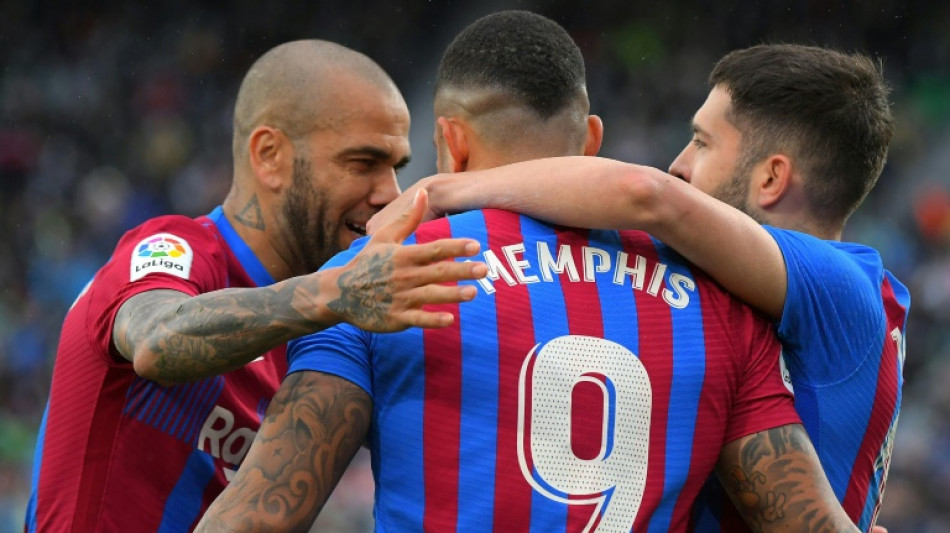 Depay salva a un Barça que se mantiene en puestos de Champions