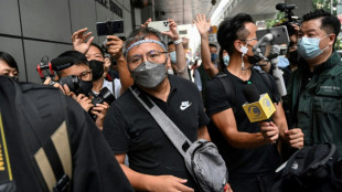 Hong Kong: le président du syndicat des journalistes inculpé avant son départ prévu pour l'étranger