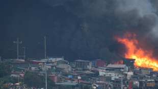 Un incendio en una barriada de la capital de Filipinas quema cientos de hogares