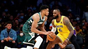 NBA: Giannis detiene a LeBron y los Bucks vencen a los Lakers; Booker supera a Embiid en triunfo de Suns