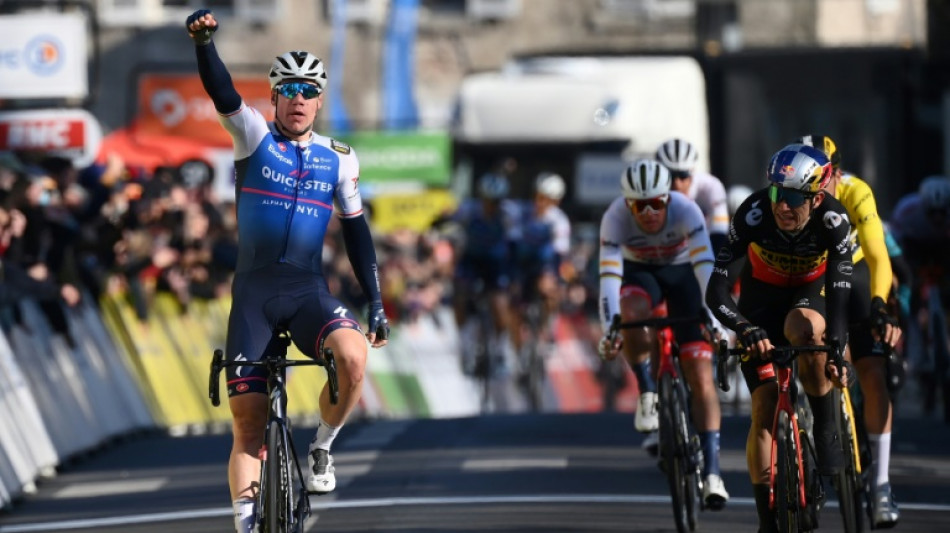 Jakobsen impresses with Paris-Nice win