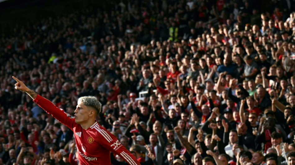 United vira contra Brentford (2-1) e volta a vencer no Inglês; Tottenham goleia West Ham