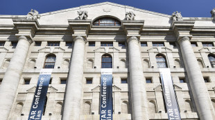 Borsa: Milano apre in calo, -0,93%