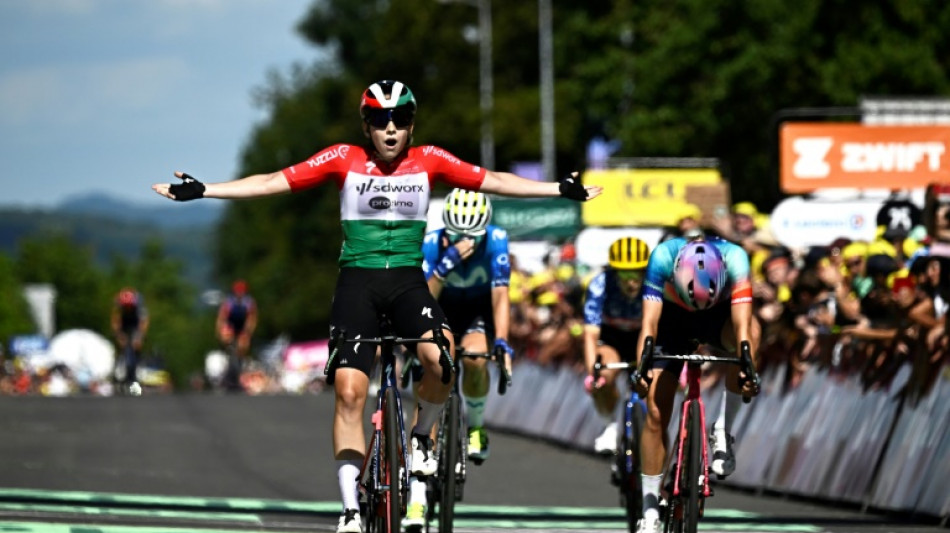 Vas wins stage five as Vollering crashes in women's Tour de France