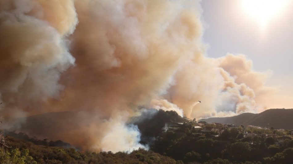 Un incendie intense provoque des milliers d'évacuations aux portes de Los Angeles