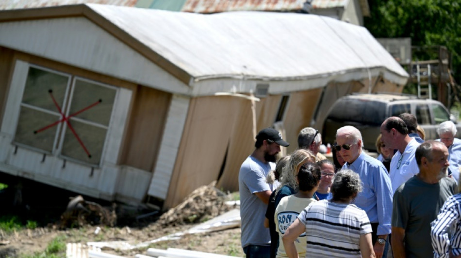 Dans le Kentucky, Biden tente d'apporter de l'espoir aux victimes des inondations - et au pays