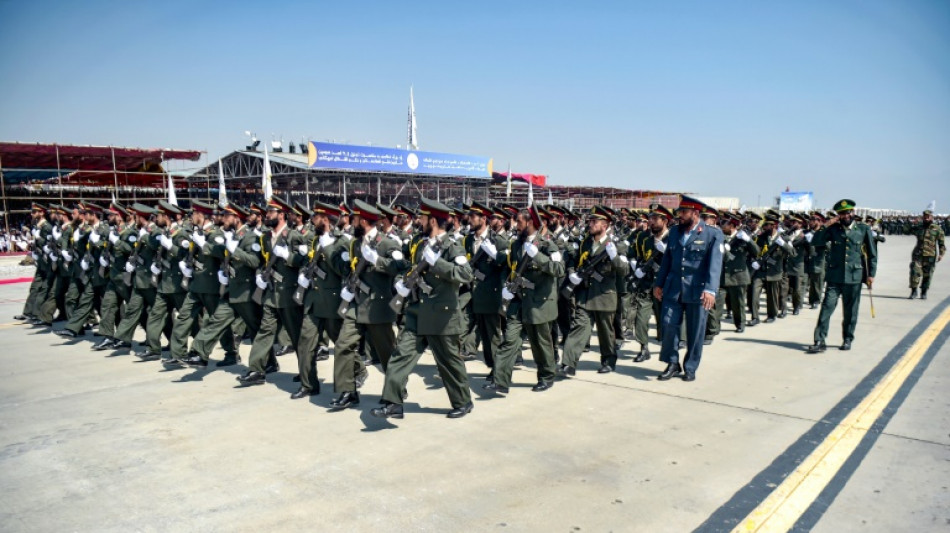 Talibãs celebram três anos de poder no Afeganistão com um desfile militar