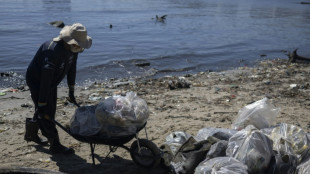 Pescadores e velejadores vão ao resgate de ilha de lixo no Rio