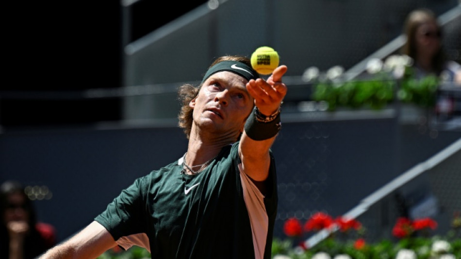 Nadal sufre para ganar a Goffin pero avanza a cuartos en Madrid