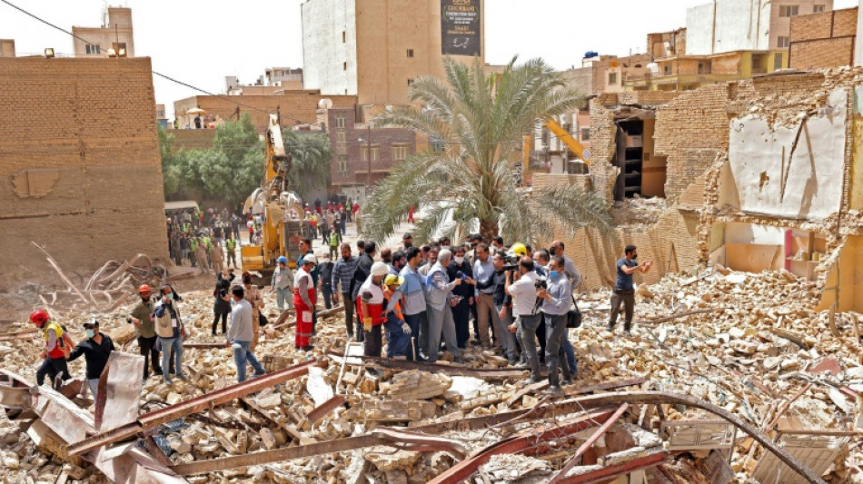 Cientos de personas protestan tras el derrumbe de un edificio que dejó 24 muertos en Irán