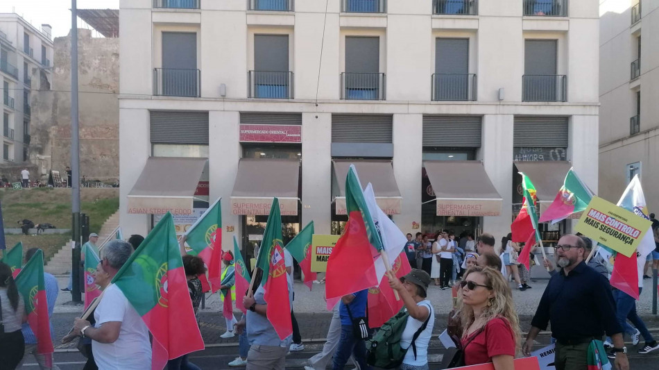 Portogallo, manifestazione di Chega contro l'immigrazione