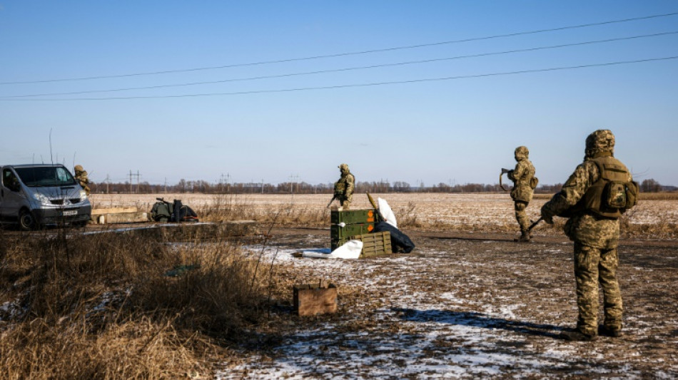 Aux portes de Kiev, des soldats ukrainiens guettent l'arrivée des Russes