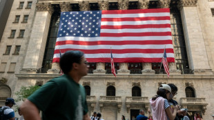 Wall Street ouvre en hausse, rebondit à la fin d'une semaine chargée