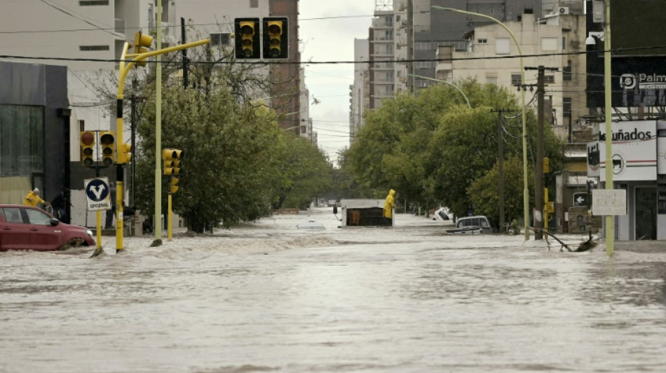 Socorristas buscan a dos niñas desaparecidas en la inundación en Argentina
