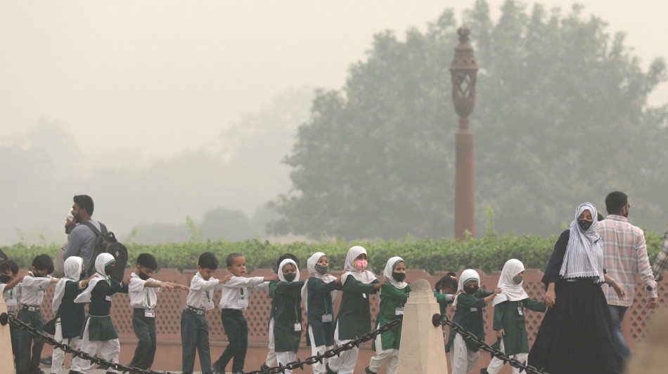 Caos e panico dopo allarme bomba in 100 scuole di Delhi