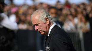 Charles III ovationné à son arrivée à Buckingham Palace, deuil national en mémoire de la reine