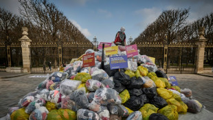 Des déchets textiles amassés près du Sénat pour relancer le débat sur la "fast fashion"