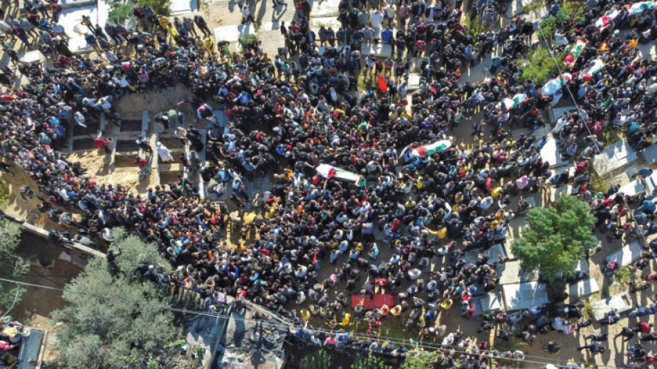 Miles de palestinos participan en el funeral de las 21 víctimas del incendio en Gaza