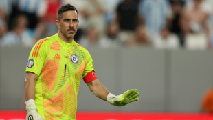 Goleiro chileno Claudio Bravo anuncia sua aposentadoria do futebol aos 41 anos