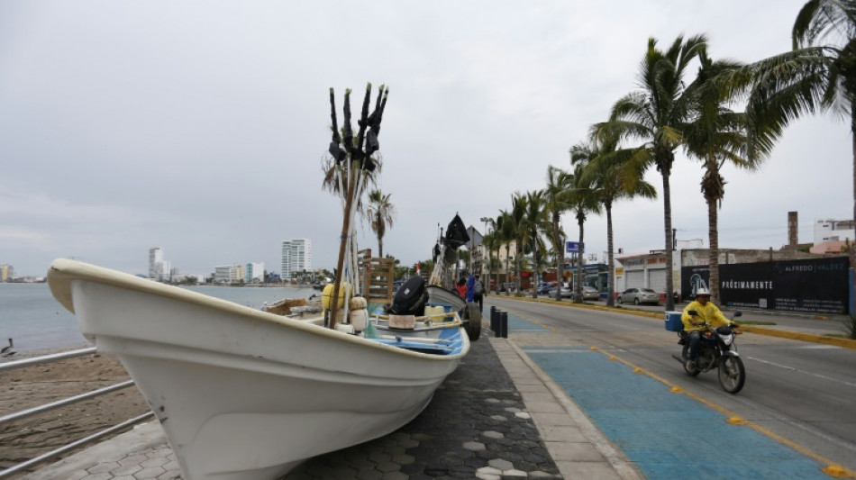 Huracán Orlene se debilita rumbo a costas del Pacífico mexicano