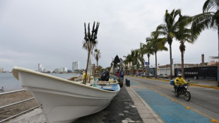 Orlene se degrada a depresión tropical tras tocar tierra en México