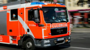 Auto kracht in Dresden in Gebäude von Grundschule 