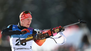 Biathlon: l'Allemand Benedikt Doll remporte le sprint de Lenzerheide, Fillon Maillet 8e à une minute