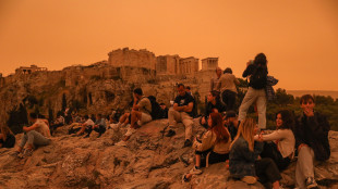 Atene si tinge di arancione per tempesta di sabbia del Sahara