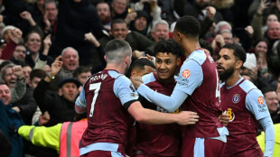 Aston Villa vira sobre Tottenham e entra no 'Top 4' do Inglês