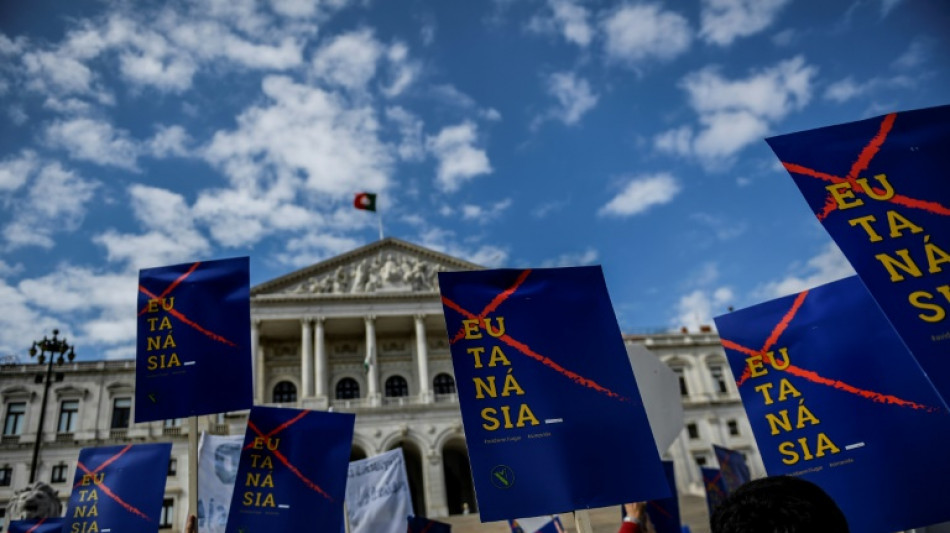 Portugal promulga lei que descriminaliza a eutanásia