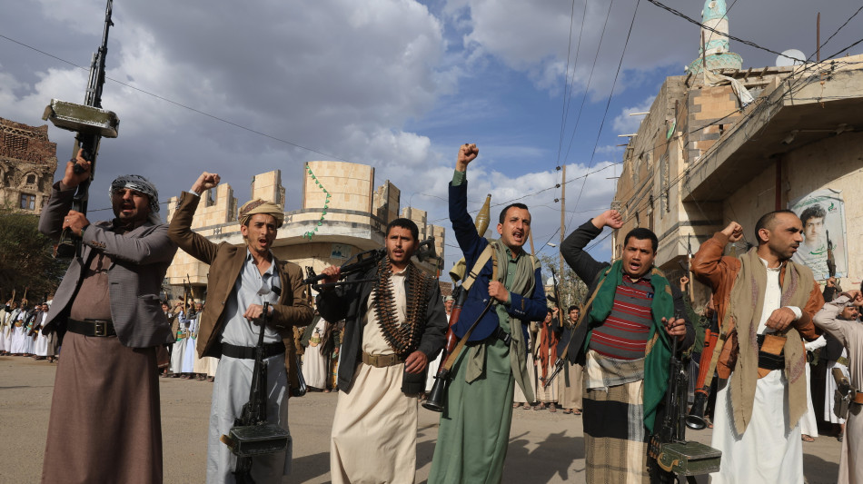 Leader Houthi, 'colpiremo i cargo Usa dopo i raid'