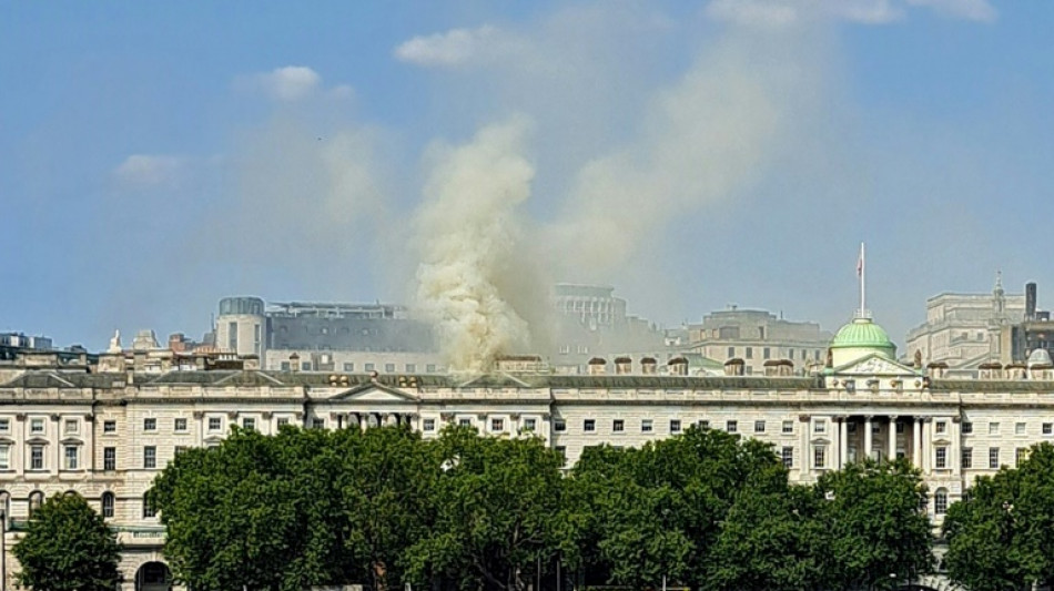 Bombeiros combatem incêndio em edifício histórico em Londres