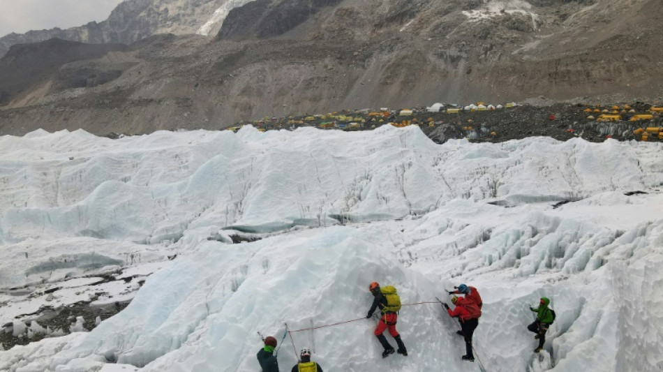 Suspendida la búsqueda de tres alpinistas desaparecidos en el Everest