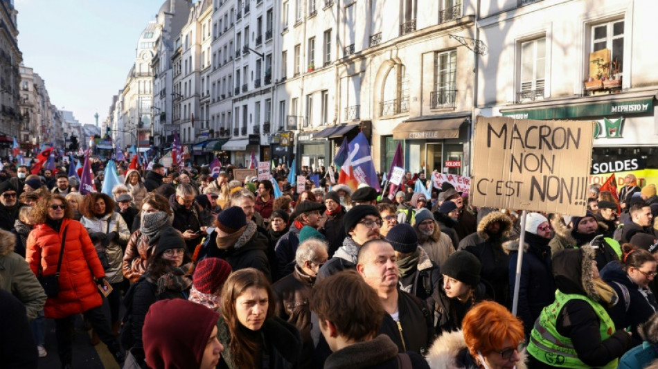 Tausende Menschen demonstrieren in Paris gegen Macrons Rentenreform