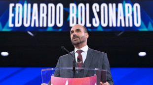 Após ameaça de apreensão de passaporte, Eduardo Bolsonaro fica nos EUA