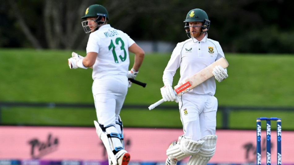 Verreynne extends South Africa lead past 300 against New Zealand