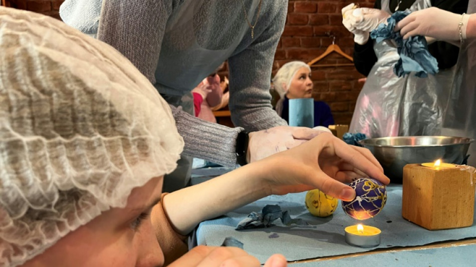 Ucranianos desplazados adornan huevos de pascua para los soldados