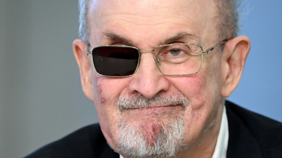 Empiezan los alegatos en juicio al atacante del escritor Salman Rushdie