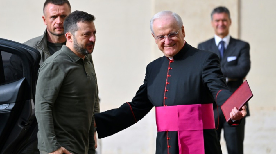 Zelensky conversa com o papa no Vaticano