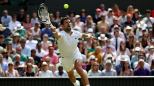 Wimbledon: Djokovic perd un set mais passe en quarts