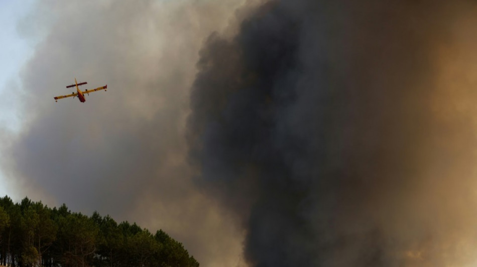 Dans la canicule et les fumées, des milliers de  personnes évacuées en Gironde